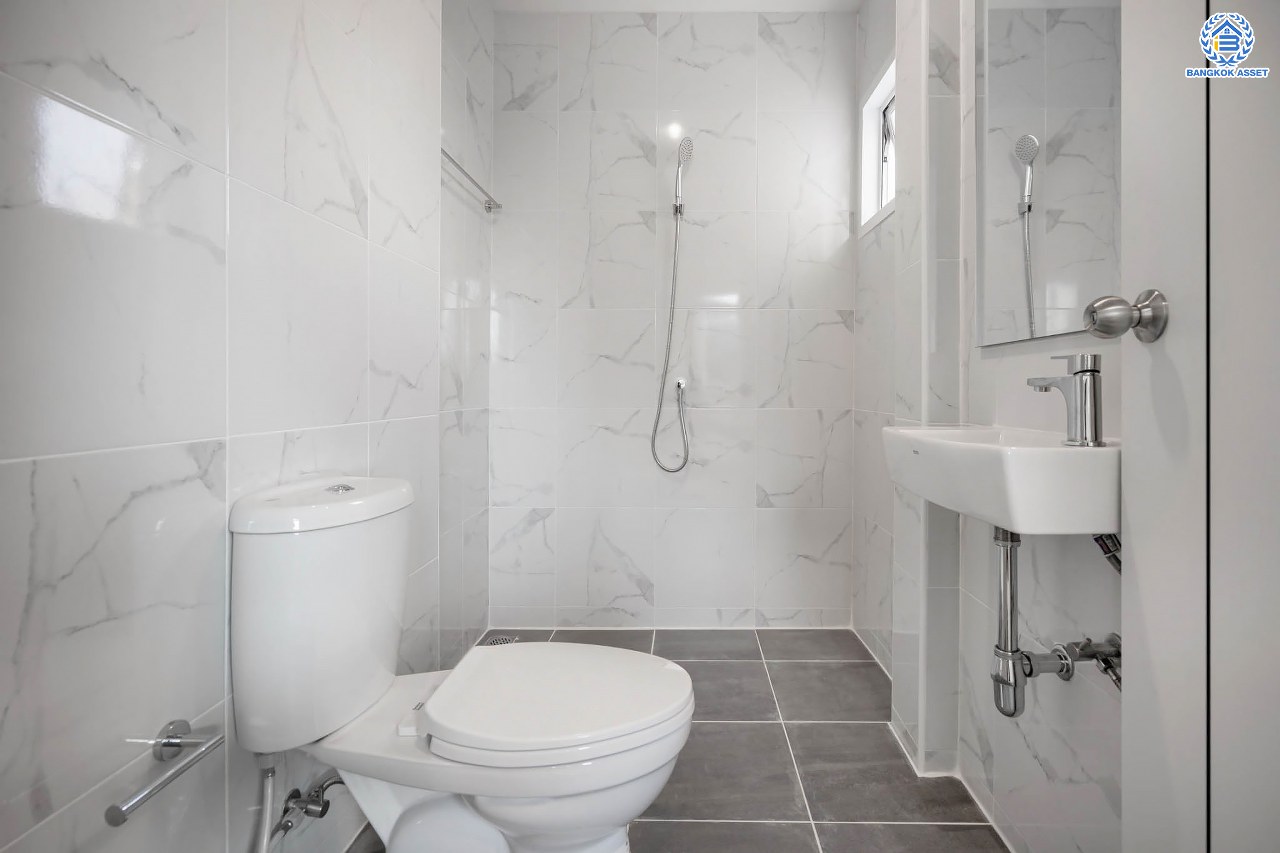 บ้านมือสองตกแต่งใหม่ โครงการ เศรณีลากูน วัดลาดปลาดุก หลังมุม ตอบโจทย์ทุกการใช้ชีวิต เนื้อที่ 59.9 ตร.ว. ฟังก์ชัน 3 ห้องนอน 3 ห้องน้ำ ทำเลเดินทางง่าย สะดวกสบายใกล้รถไฟฟ้าสายสีม่วง "สถานีคลองบางไผ่" ทางด่วน "กาญจนาภิเษก" และห้างสรรพสินค้าเซ็นทรัลเวสต์เกต